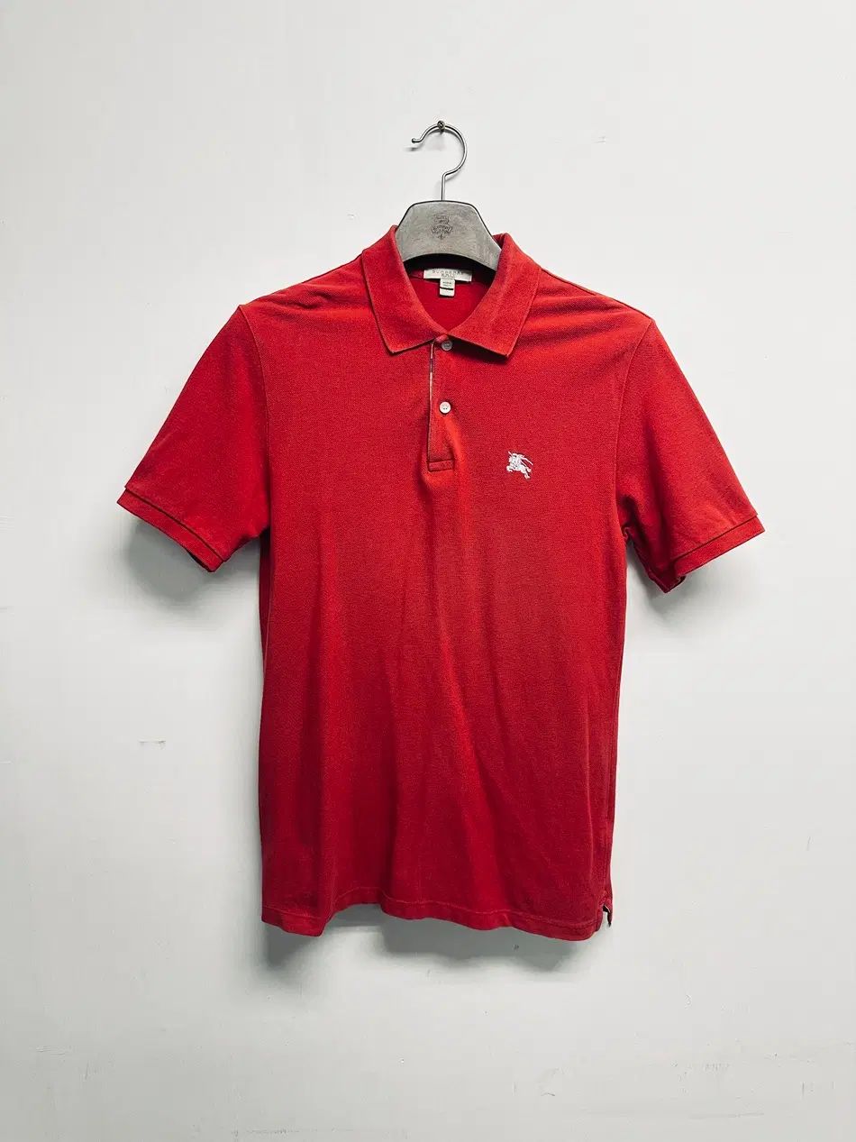 バーバリーブリット(Burberry Brit) レッド / 馬の像 刺繍 半袖 カラーTシャツ (表記 S / 実寸 メンズ 90 95) 6,384円