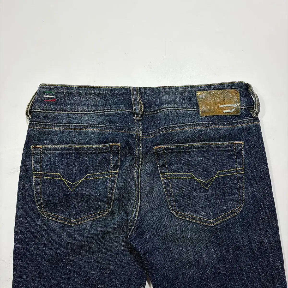 DIESEL ウォッシュ ローライズ ブーツカット デニムパンツ