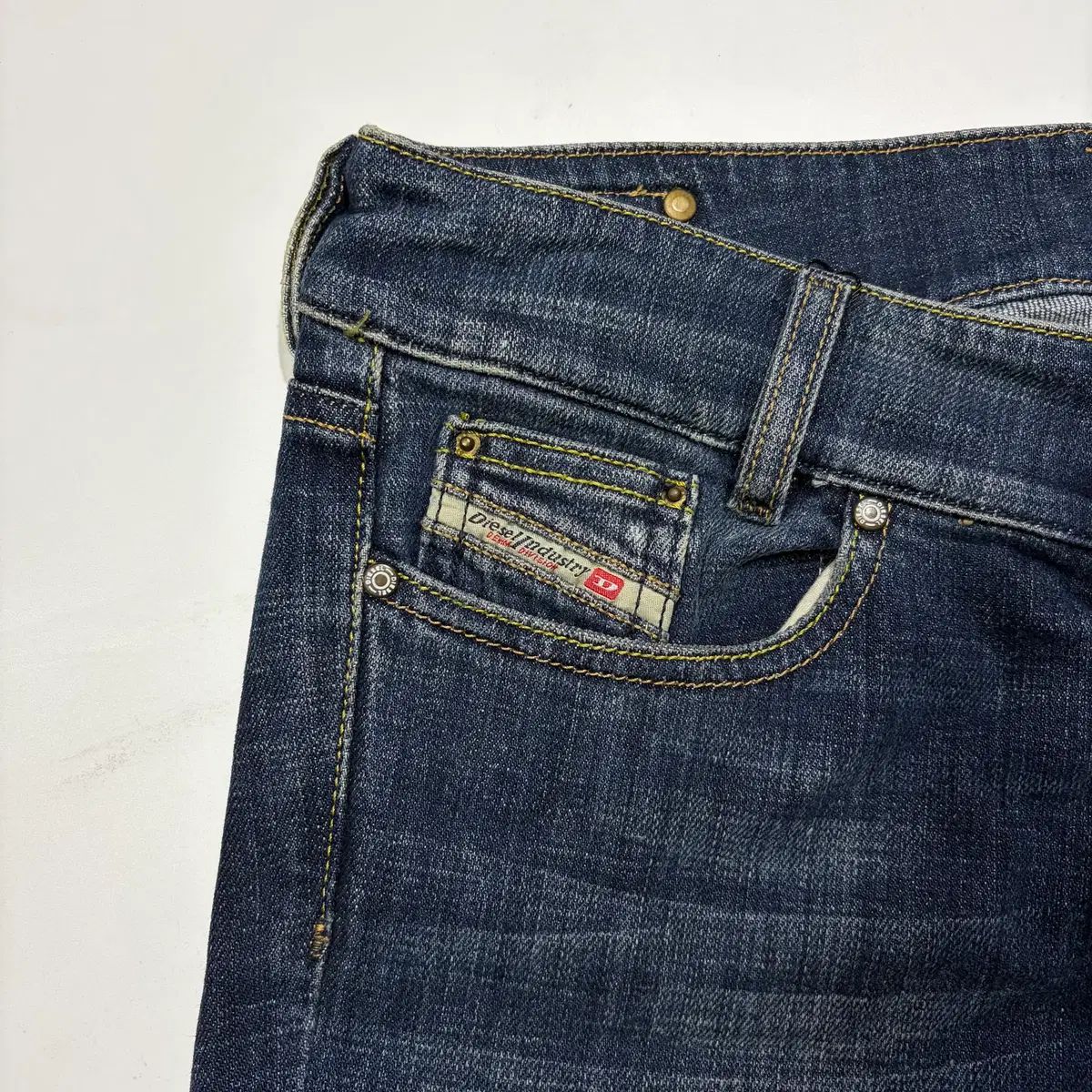 DIESEL ウォッシュ ローライズ ブーツカット デニムパンツ