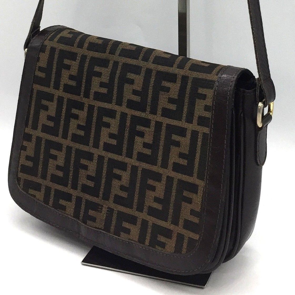 FENDI フェンディ ショルダーバッグ メッセンジャーバッグ FFロゴ ズッカ柄 レザー キャンバス生地