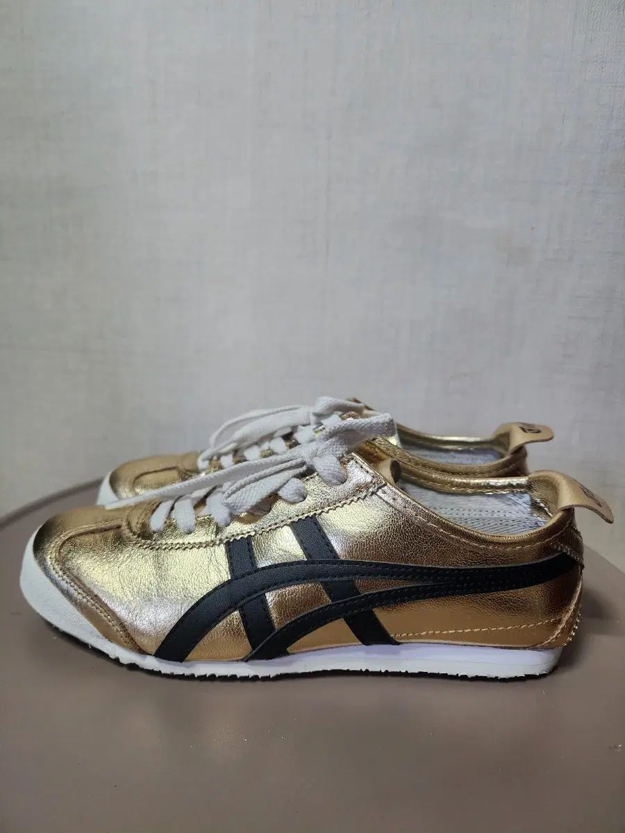 <<ほぼ新品>> onitsuka tiger オニツカタイガー メキシコ66 GOLD/ブラック 220 225 出品 11,592円