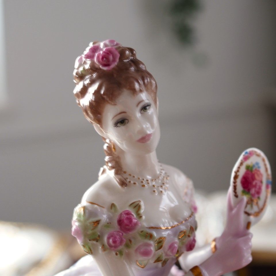 英国ロイヤルウースター「A Royal Presentation」フィギュリン 台座付