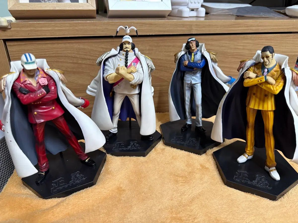 ONE PIECE 海軍 必須アイテム 六角 台 フィギュア (全4個)
