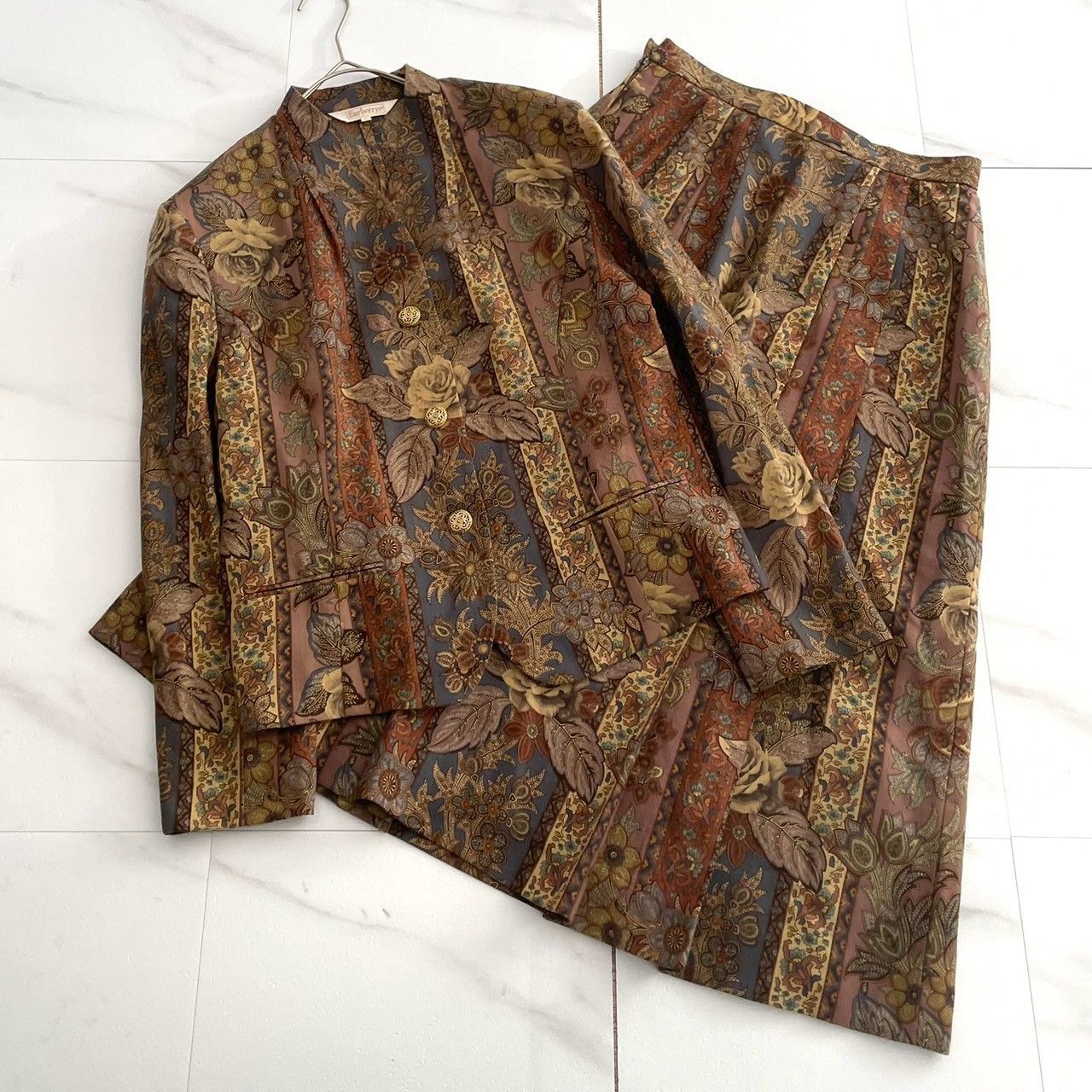 希少✨BURBERRY バーバリー 鮮やかなフラワープリント ジャケット スカートセットアップ 総柄 ヴィンテージ 　11号 大きいサイズ ウール ナイロン 12,160円
