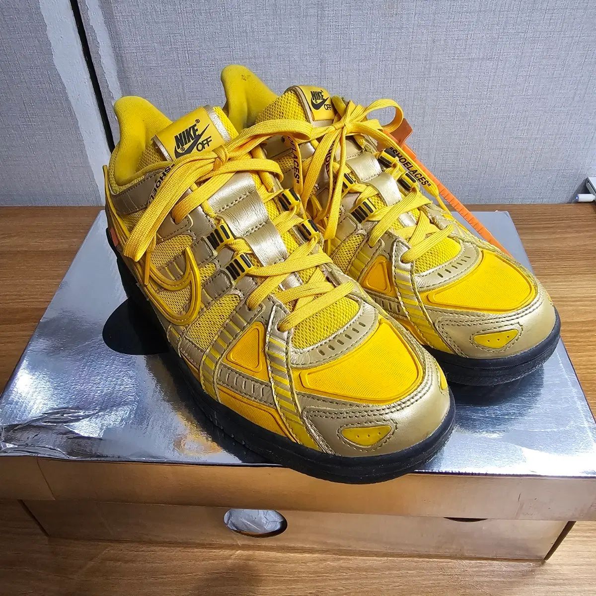 ナイキ x オフホワイト エア ラバー ダンク ユニバーシティ GOLDその他