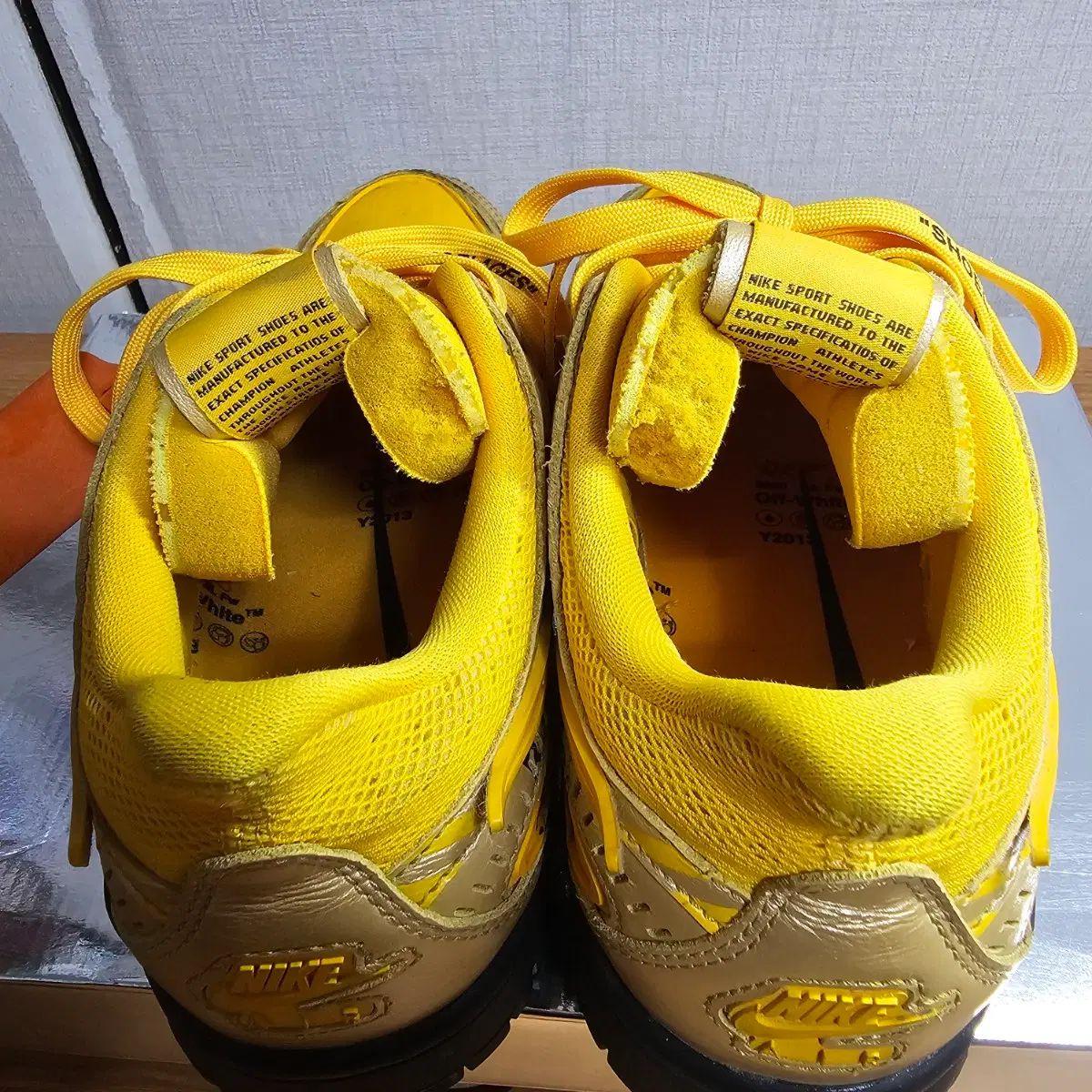 ナイキ x オフホワイト エア ラバー ダンク ユニバーシティ GOLD