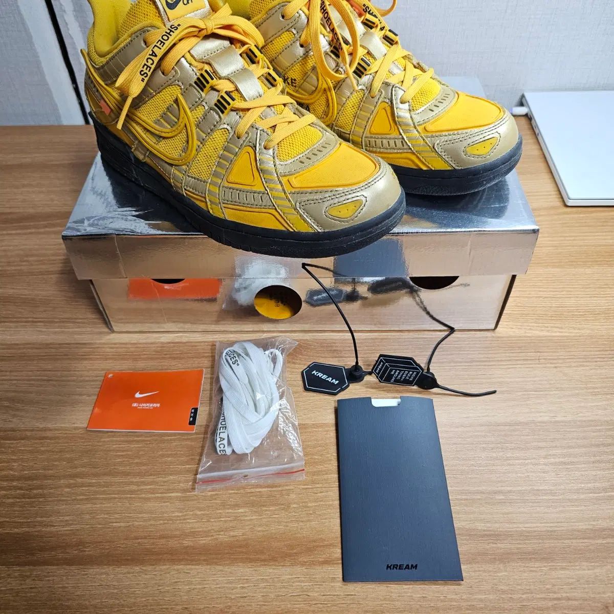 ナイキ x オフホワイト エア ラバー ダンク ユニバーシティ GOLD