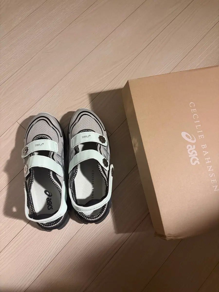 アシックス セシリーバンセン サンダル 38,635円