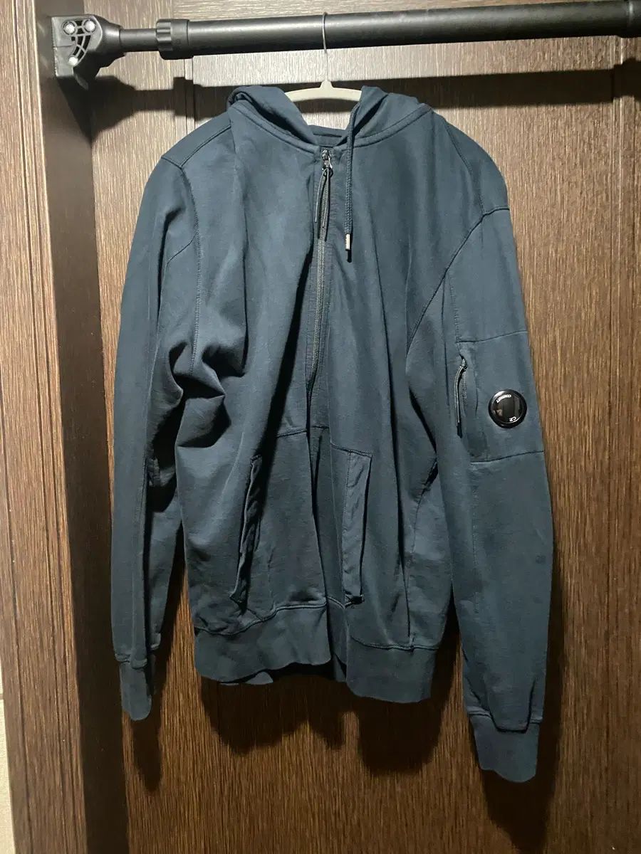 C.P. COMPANY シーピーカンパニー フードジップアップ