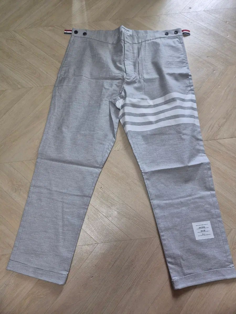 トム・ブラウン 4線 ジョグトラック パンツ グレー 10,389円