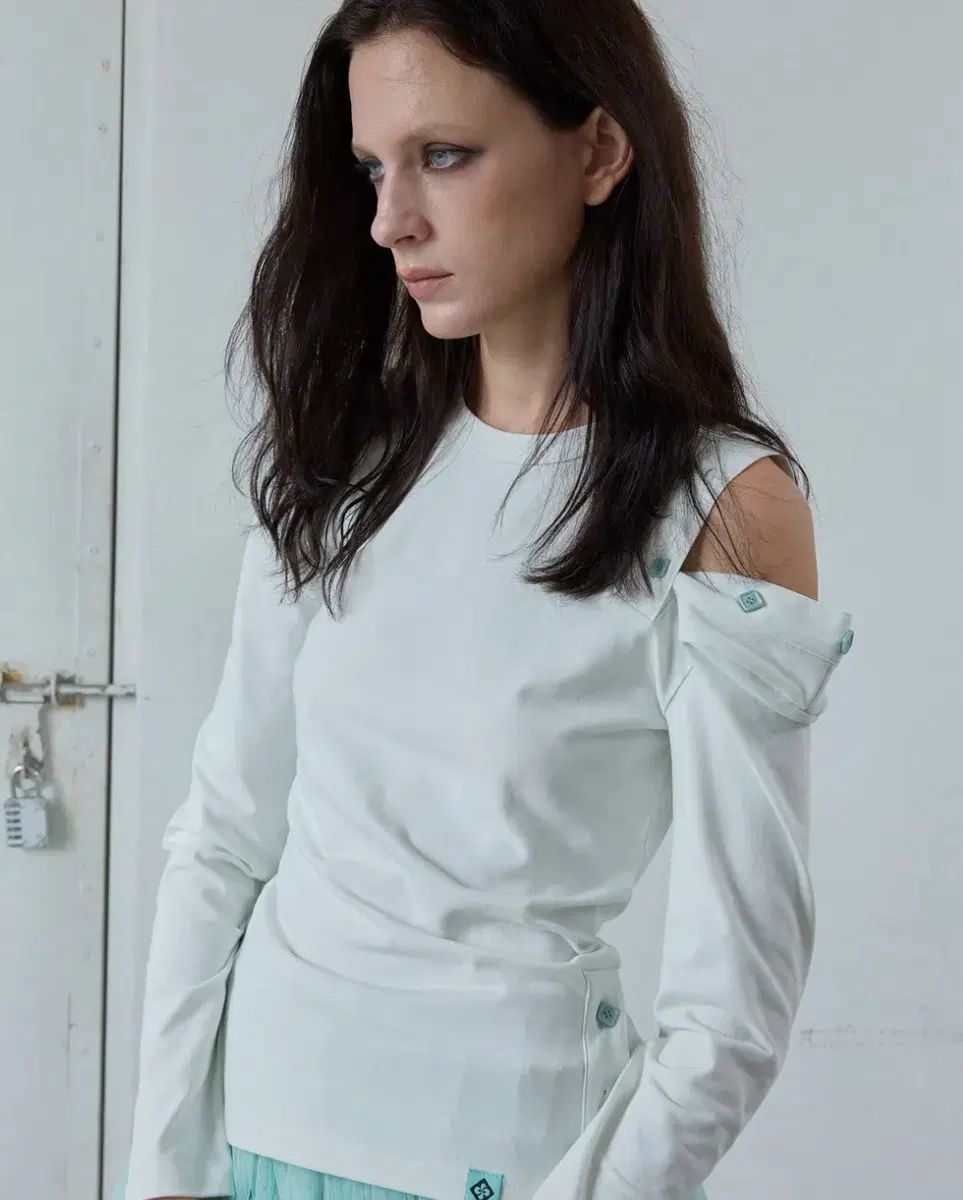 HERETIC BUTTON CUT-OFF T-SHIRT / white-mint