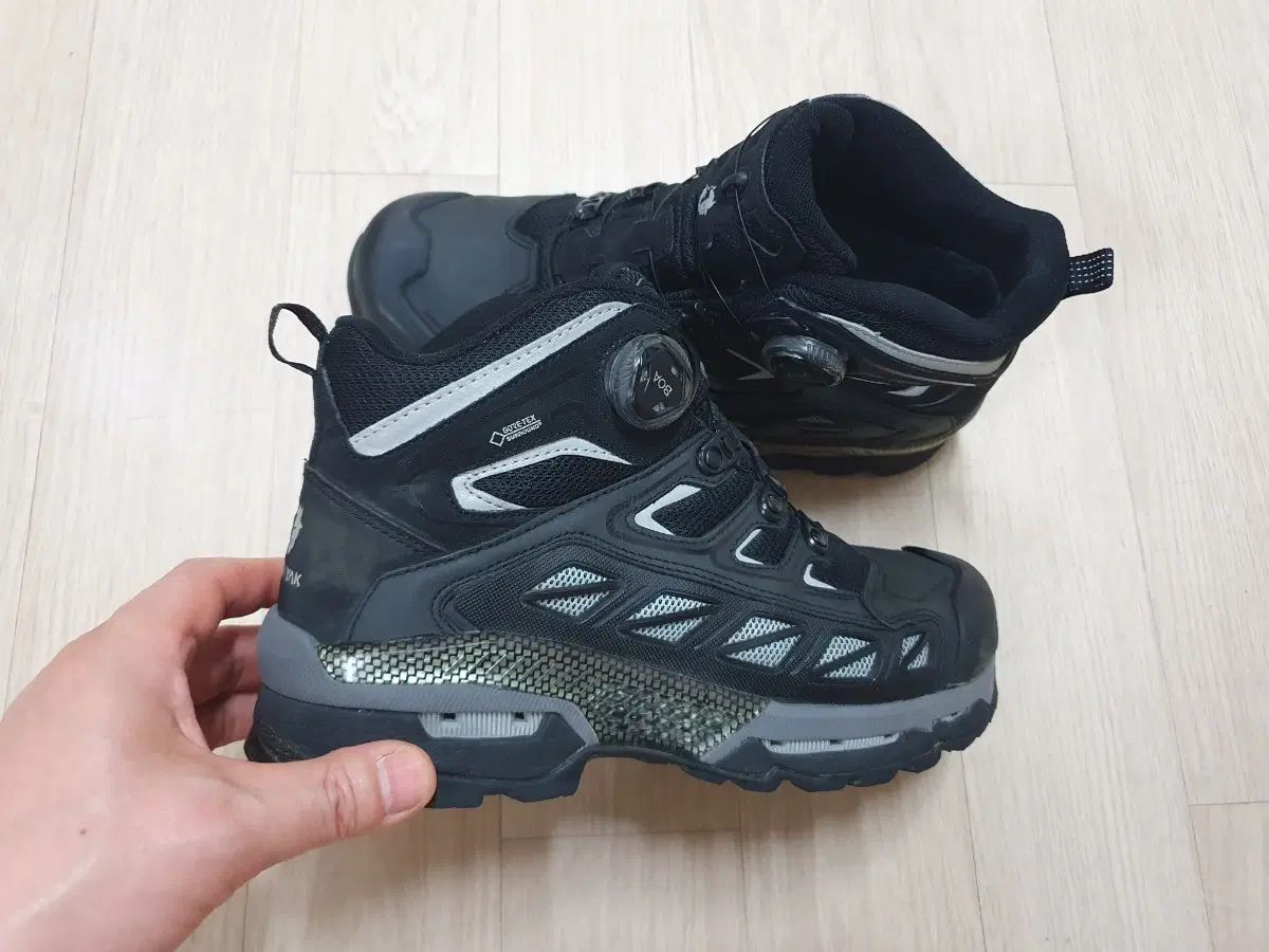 BLACK YAK (260) GORE-TEX (BoA) 登山靴 (ブラック)