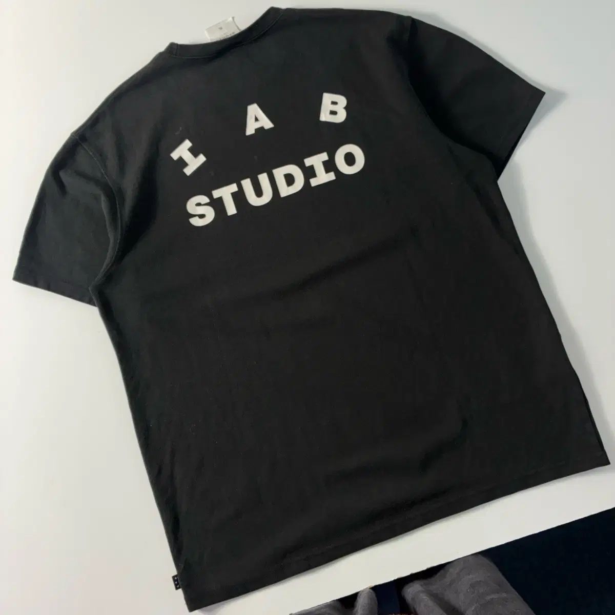 IAB Studio アイエプスタジオ Spellout ブラック 半袖Tシャツ