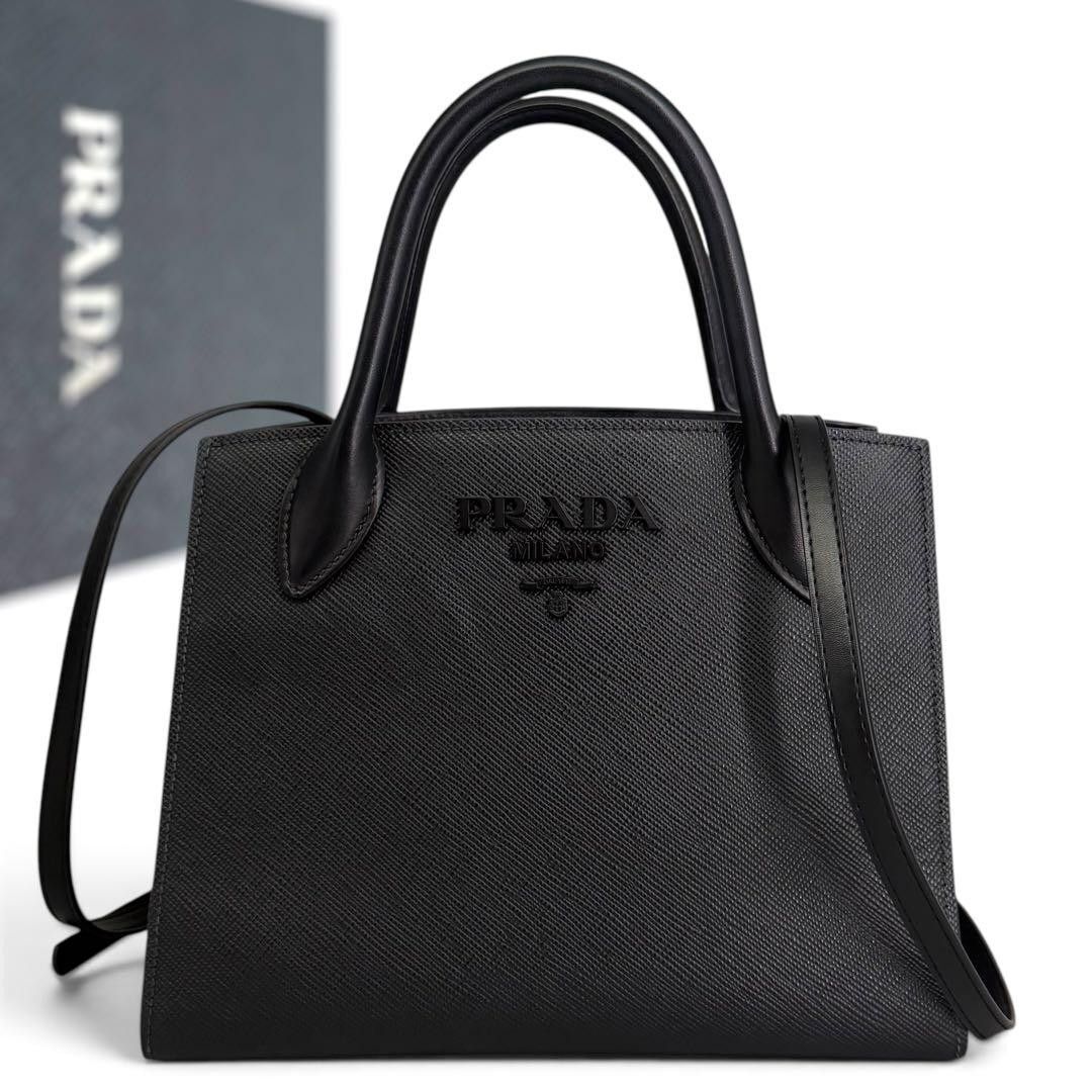 PRADA プラダ　1BA155　サフィアーノ　モノクローム　ブラック　バッグ 2way メンズ　レディース　ロゴ　PRADAロゴ　ユニセックス 68,750円