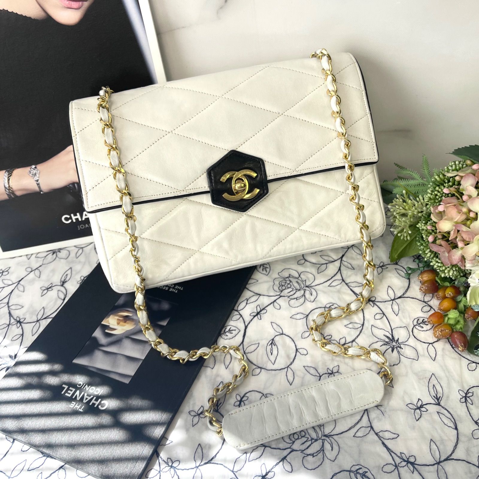 CHANEL シャネル【美品】ビンテージ ターンロック チェーンショルダーバッグ