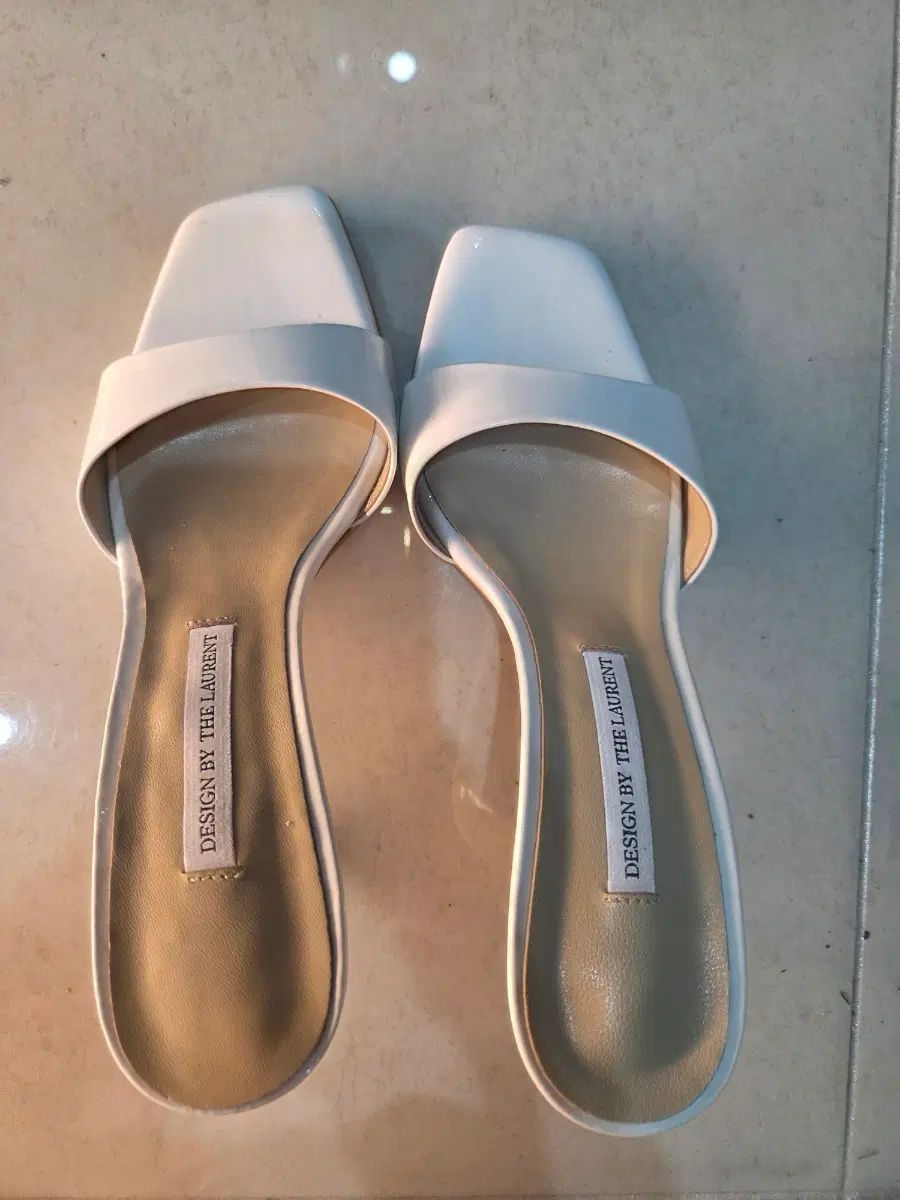 THE LAURENT リー 뮬 白 エナメル サンダル 225 19,830円