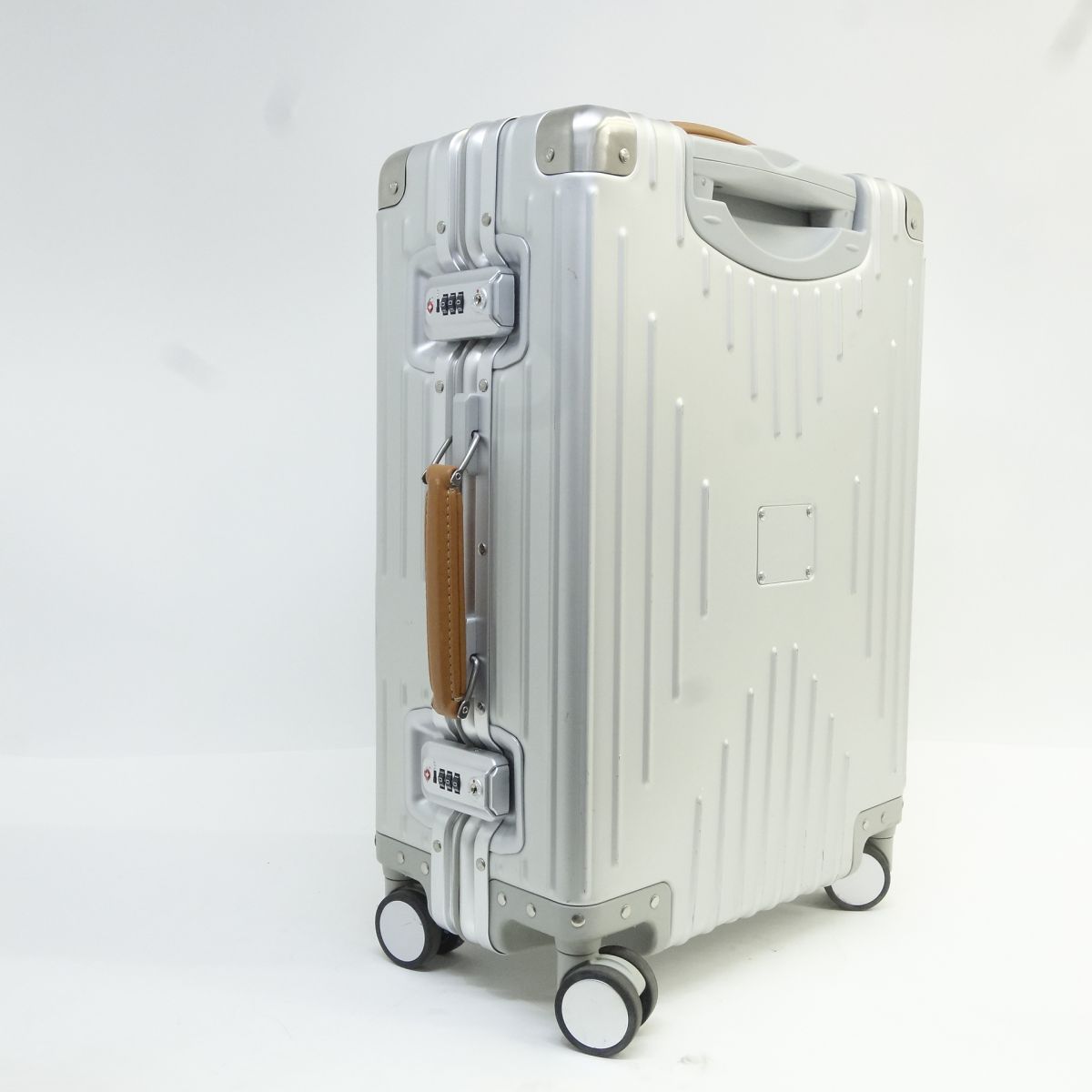 innovator イノベーター TSAロック搭載 アルミスーツケース キャリーケース ※中古