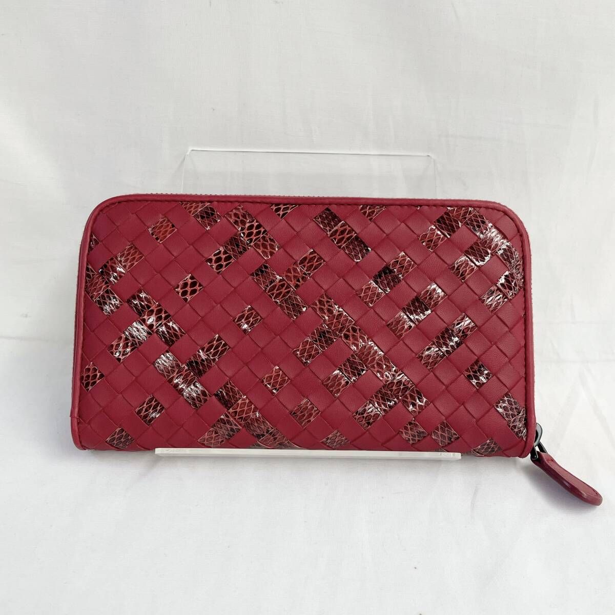 【値下げ】BOTTEGA VENETA イントレチャート　長財布　レッド　男女兼用　ユニセックス　パイソン　ブランド