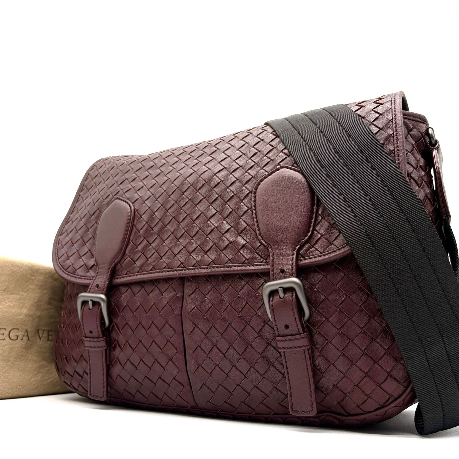 極美品 ボッテガヴェネタ BOTTEGA VENETA イントレチャート ショルダーバッグ メッセンジャーバッグ レザー ボルドー ワインレッド 斜め掛け カバン 夏休み お盆 帰省 シルバーウィーク 敬老の日 秋 ハロウィン 七五三 ギフト プレゼント