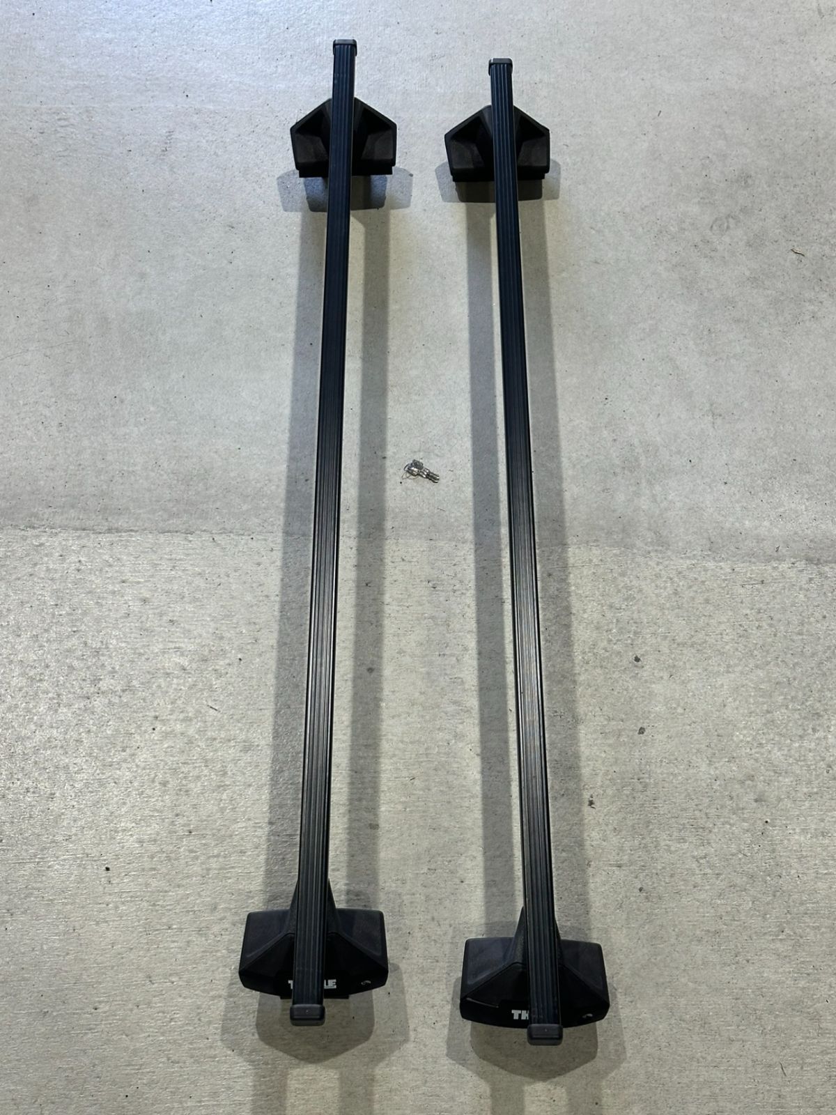 クライスラー JEEP ジープ 社外品 THULE グランドチェロキー WK 2011年～2021年 ルーフラックシステム ブラック ルーフバー スチール製 左右セット 135cm × 2 中古品