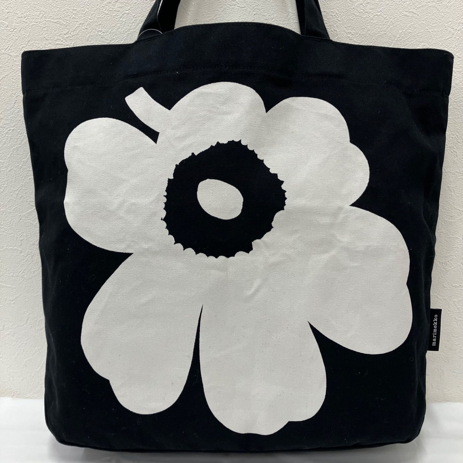7206　marimekko　マリメッコ　TORNA UNIKKO　トートバッグ　ウニッコ　ブラック　黒　ホワイト　大きめ　大容量　レディース