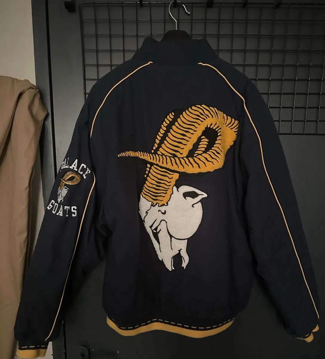 PALACE パレス スタジャン L サイズ
