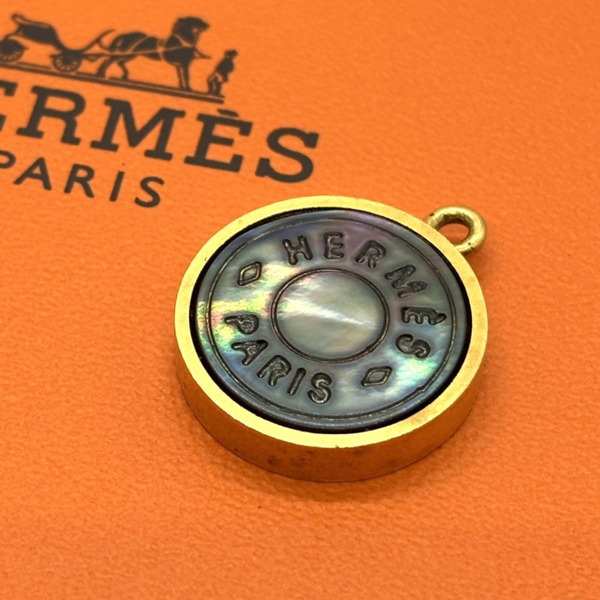 【パリの輝きを胸元に】　HERMES　セリエ シェルボタン チャーム ペンダントトップ GP ブラックシェル 12,145円