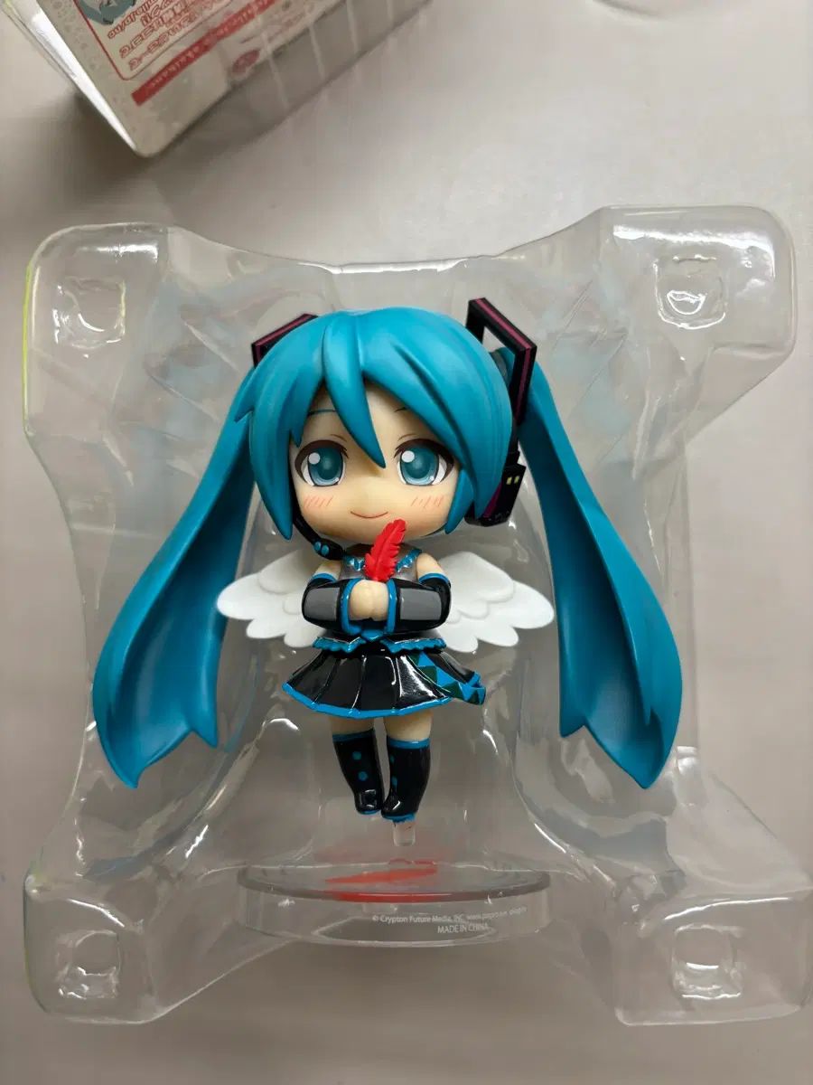 初音 ミク 共同募金 緋色のフェザー 緋色のフリル フィギュア ねんどろいど