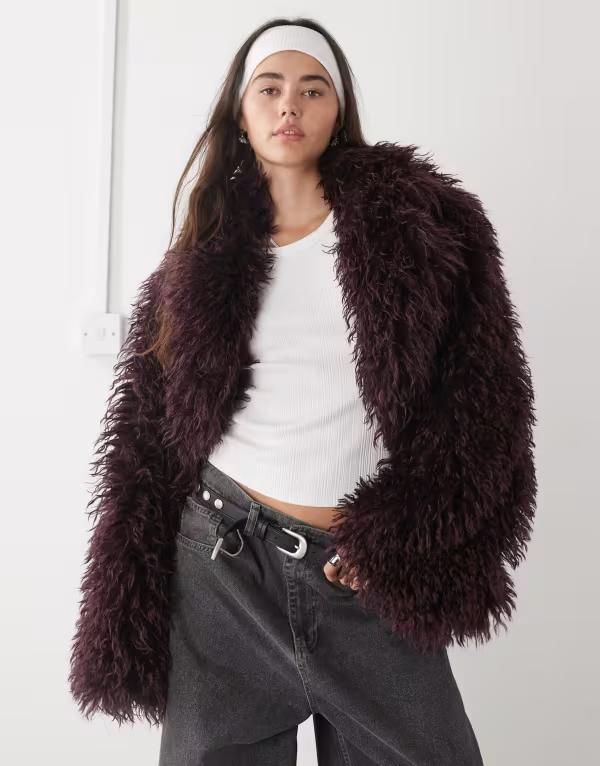 モンキ レディース アウター コート Monki oversized short shaggy faux fur coat with collar detail Burgundy バーガンディ