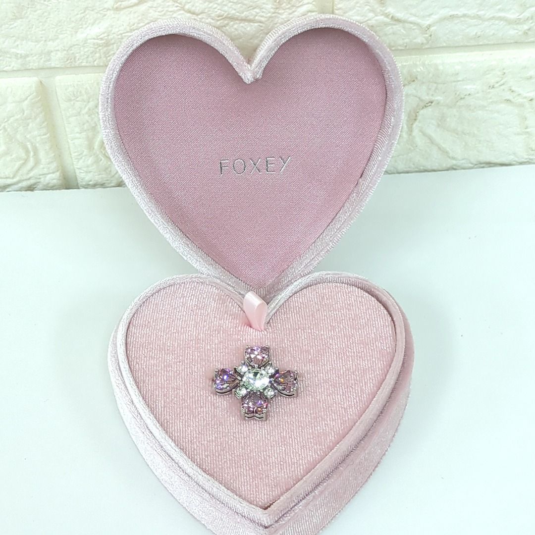 ＦＯＸＥＹフォクシー　ブローチ トレフル　バレンタイン限定品　ハートケース付き