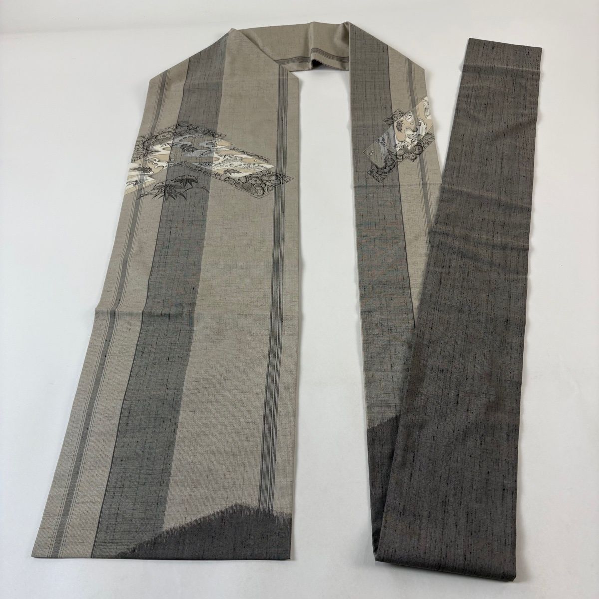 名古屋帯 名品 大脇一心 落款 紬地 草花 波頭 灰茶 正絹 【中古】