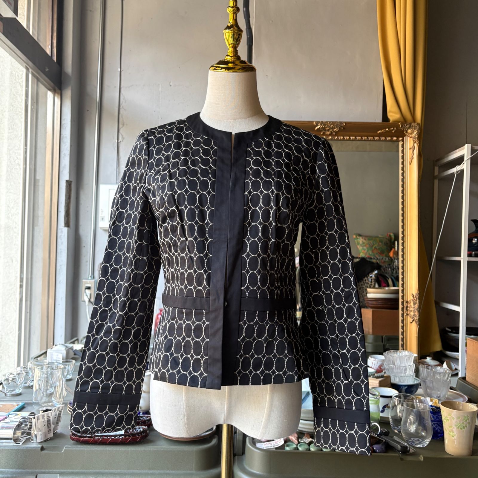 【東あずま店　併売品】　レリアン leilian 刺繍 テーラード ジャケット アウター 黒 ブラック BLACK クロ くろ　Mサイズ 38 9号　長袖　お呼ばれ　デート　オフィスカジュアル　食事会 9,000円
