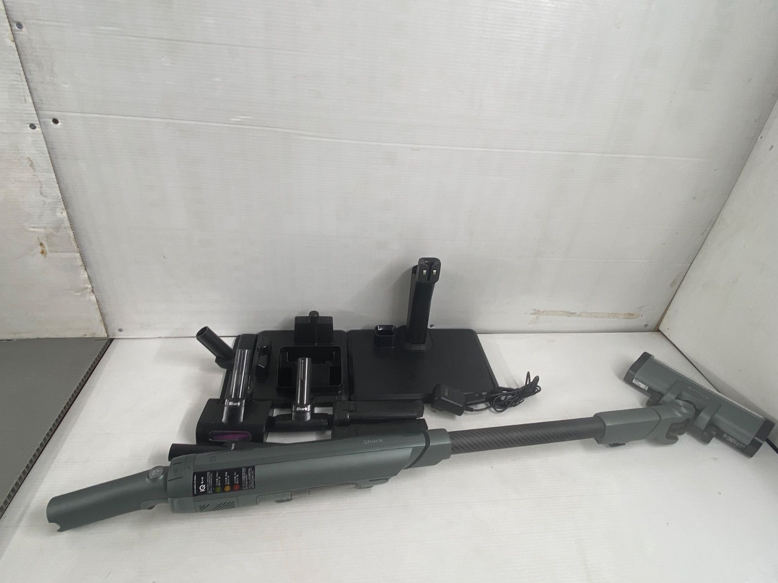 Shark シャーク コードレススティッククリーナー 掃除機 付属品付き 中古 動作確認済み LC600JGN T6