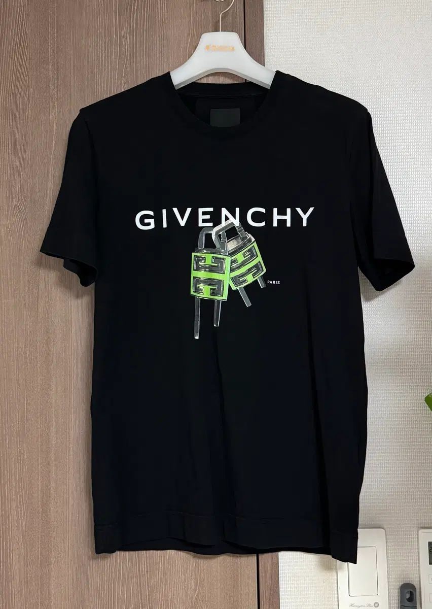 ジバンシィ ブラック 南京錠 プリンティング ロゴ 半袖 Tシャツ
