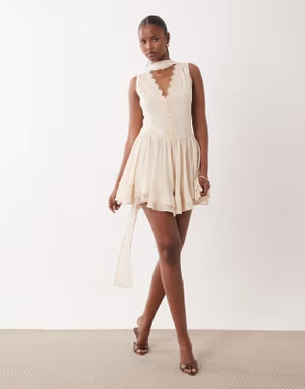 ティエフエヌシー レディース トップス ジャンプスーツ Vネック シフォン ロンパース レース TFNChiffon vneck lace detail scarf romper in cream ク