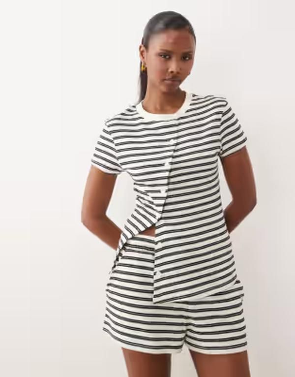 エイソス レディース トップス Tシャツ アシンメトリー ニット ASOS DESIGN textured knit asymmetric button up tshirt and white str