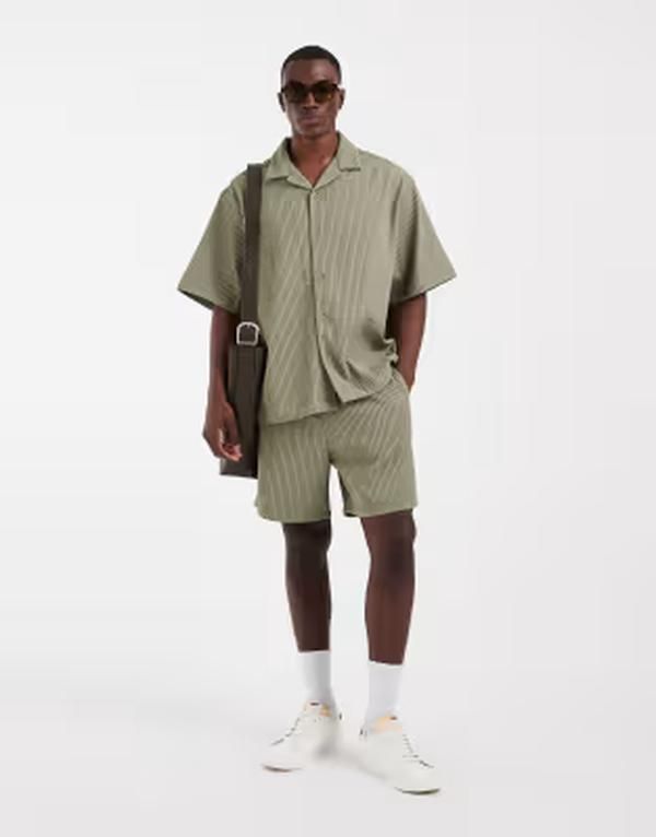 エイソス メンズ ボトムス ハーフパンツ・ショーツ ショートパンツ ASOS DESIGN plisse shorts in mid length part of a set Khaki カーキ 11,665円