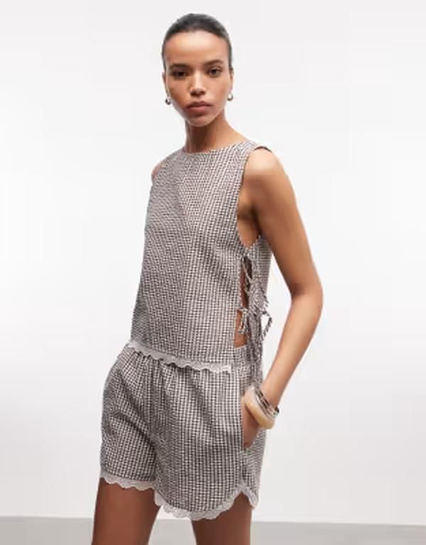 ノイジーメイ レディース トップス シャツ レーストリム ギンガムチェック レース ギンガム Noisy May seersucker side ties top with lace trim in