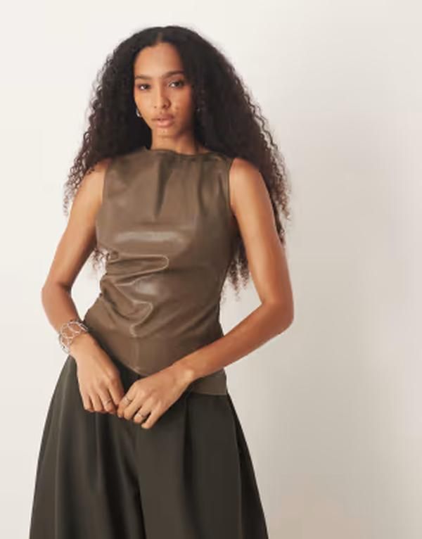 プリティラヴィッシュ レディース トップス シャツ アシンメトリー ノースリーブ レザー Pretty Lavish leather look sleeveless asymmetric hem to 19,066円