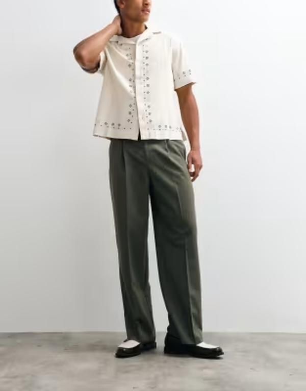 エイソス メンズ ボトムス カジュアルパンツ ワイドレッグ プリーツ ASOS DESIGN smart pleated wide leg pants in olive GREEN グリーン