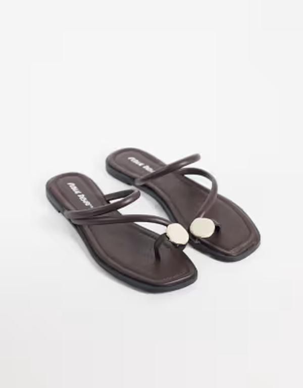 パブリックデザイア レディース シューズ サンダル Public Desire Farron flat sandals with fauxstone appliqu in chocolate BROW