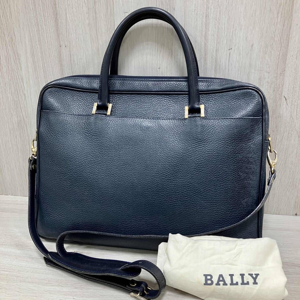 BALLY／ショルダーバッグ　バリー 2way レザー 紺 ネイビー 本革 ビジネス　A4サイズ・ノートPC収納可能