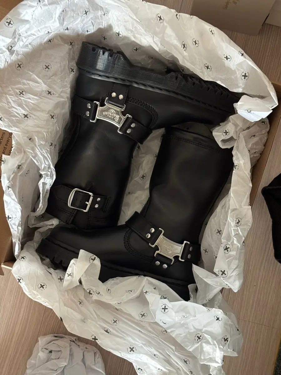 DR. MARTENS アニーストーン ハイ 230