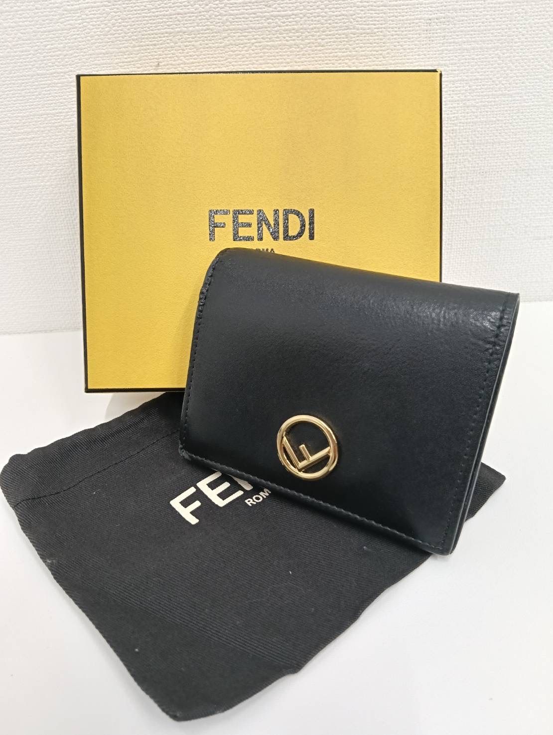 【中古品】 FENDIフェンディ エフイズフェンディ 二つ折り財布 黒ブラック カーフレザー ファッション小物 財布 箱付き 現状品 19,460円