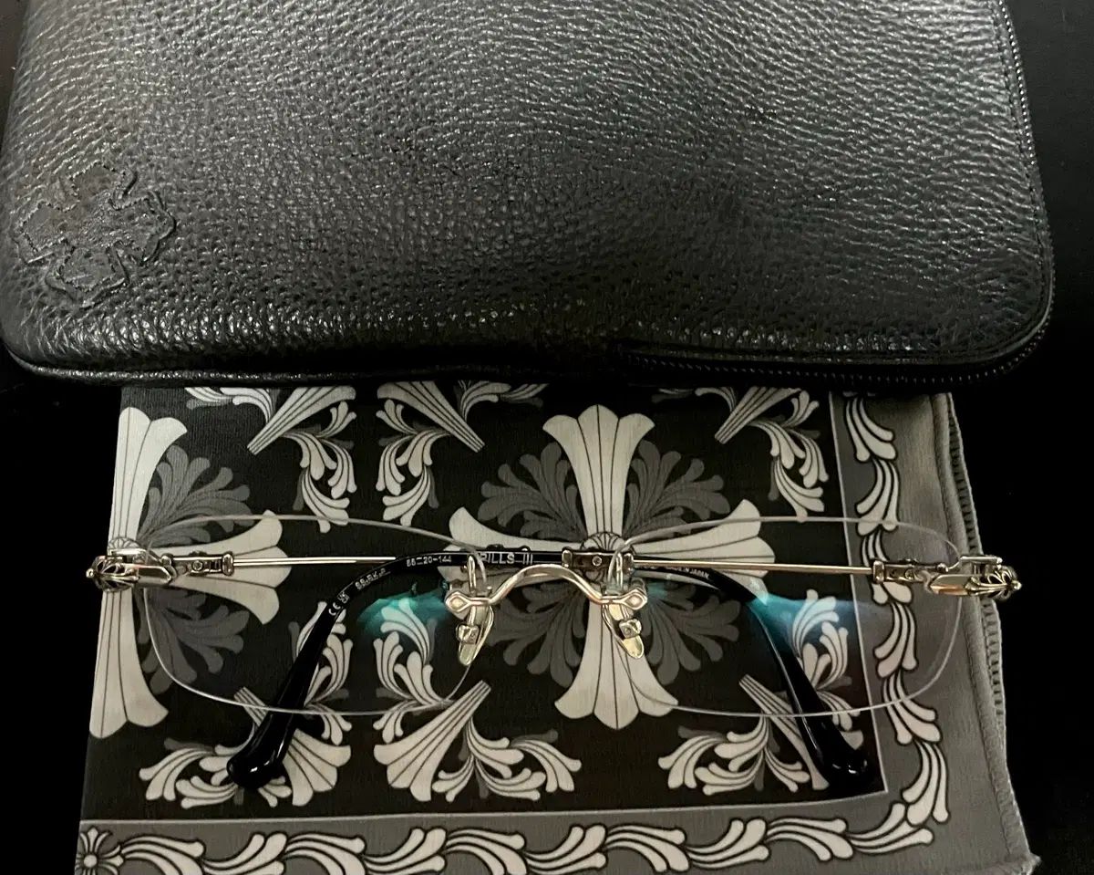 55 CHROME HEARTS フィリス 3 SHINee シルバー ブラック プラスチック