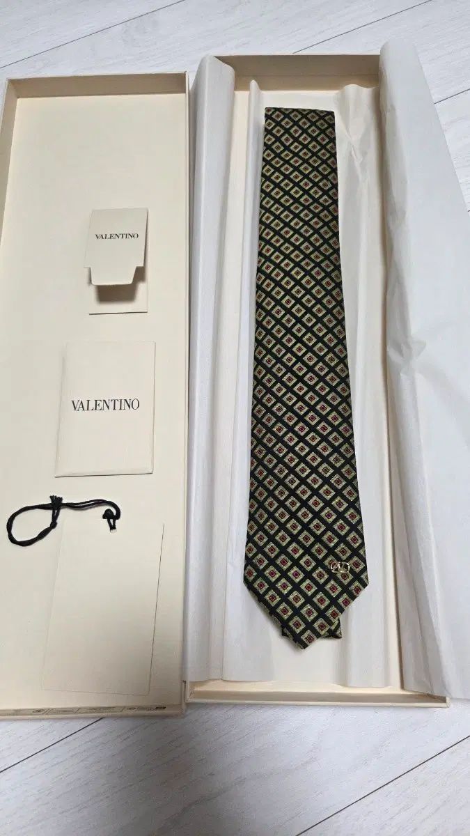 Valentino 26SS 新作 ネック タイ ボックス含む フルセット 未使用 新品 27,060円