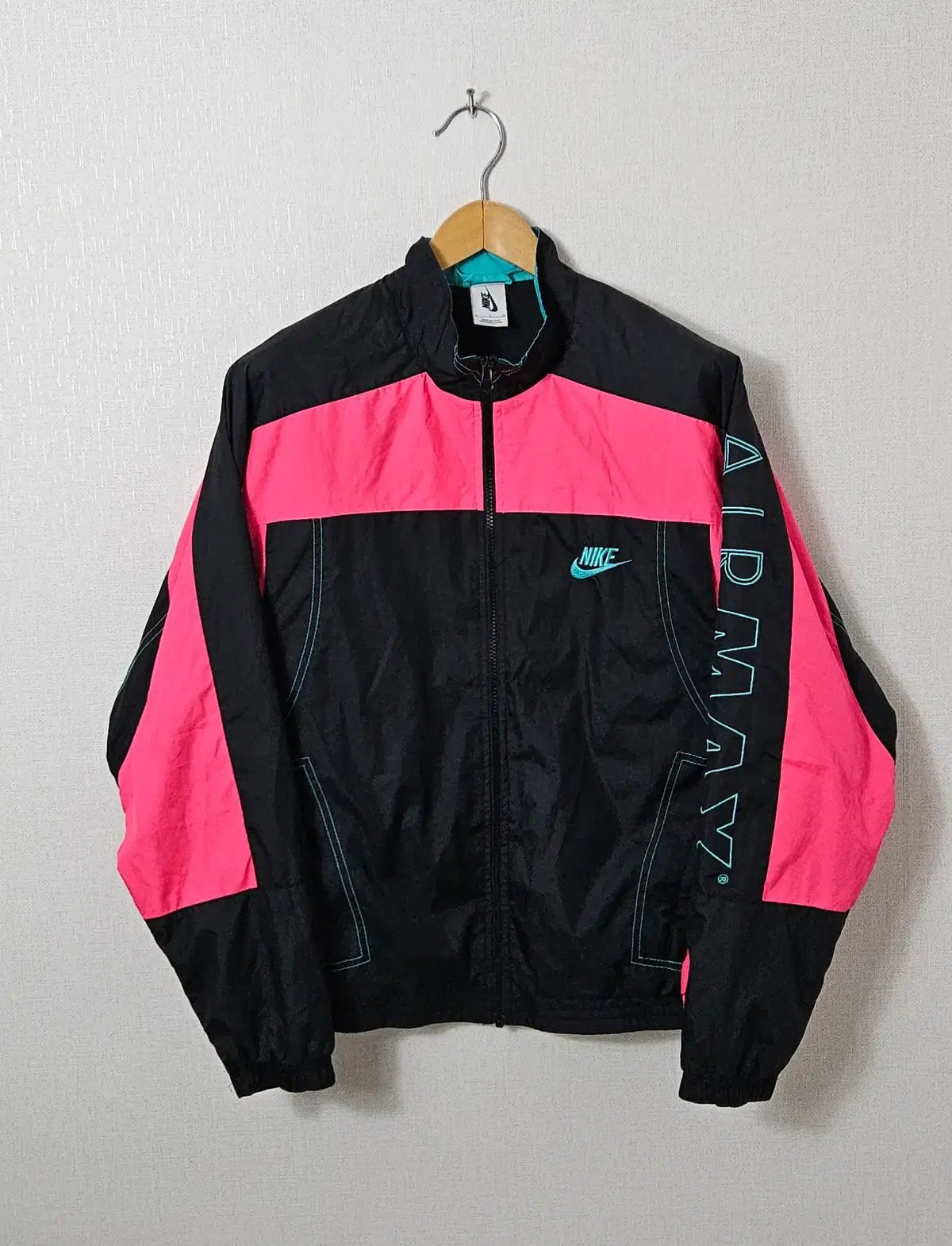 ナイキ Rab NRG atmos ウィンドブレーカー track Jaket エアマックス ネオン 海外 フィット S 105