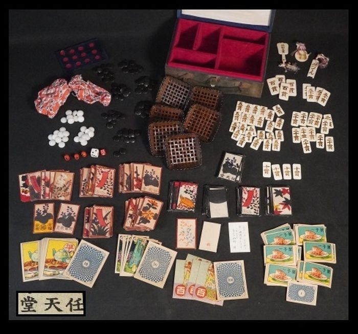 古いカードゲーム　花札　任天堂　和骨董　ゲーム　ケース付　サイコロ　だるま　おもちゃ　当時物