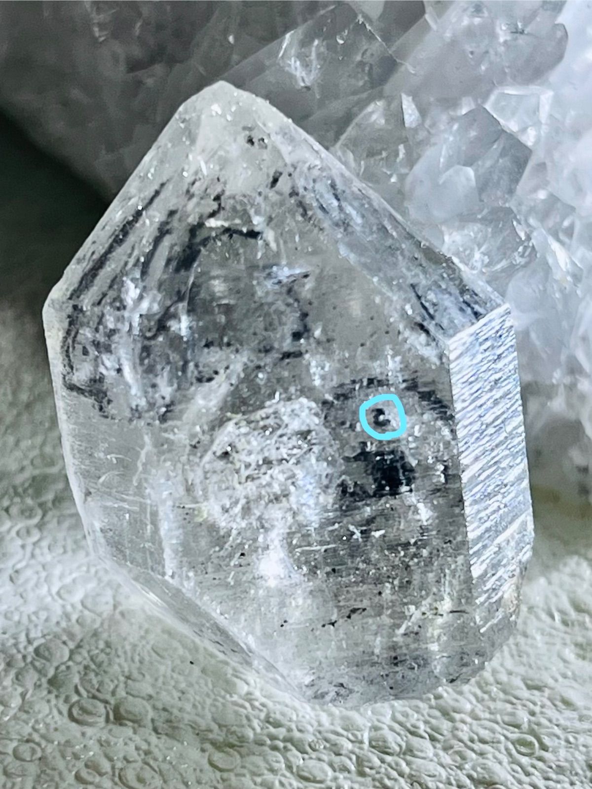 チベット産 水に揺蕩うカーボン入り水晶 ポイント クリスタル 原石