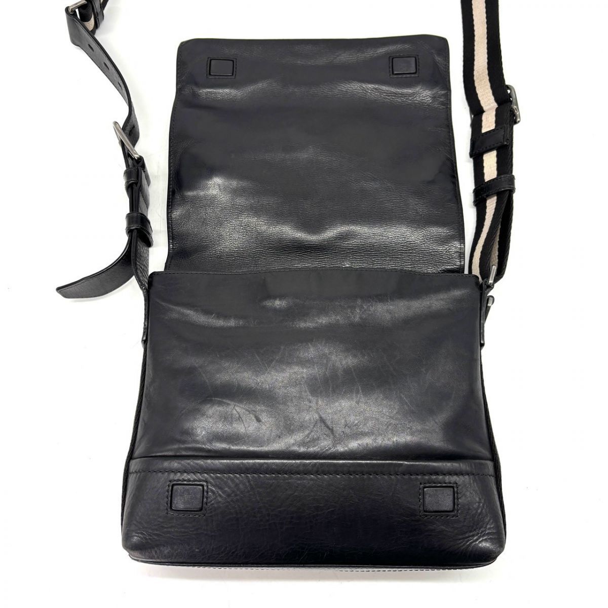 BALLY トレインスポッティング　レザー　メッセンジャー　ショルダーバッグ 漆黒に走る赤白の軌跡】 BALLY メッセンジャーバッグ トレイン